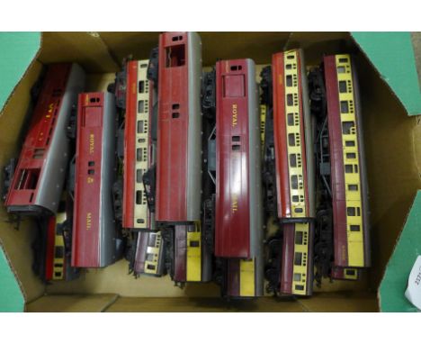 A collection of sixteen Tri-ang 00 gauge model railway carriages 