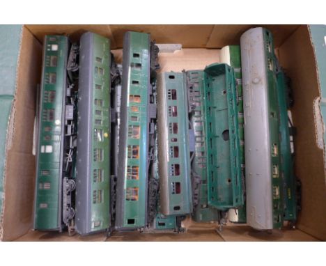 A collection of thirteen 00 model railway carriages including Tri-ang 