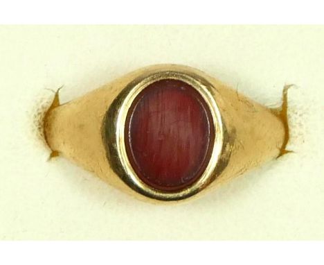 A 9ct gold cornelian set signet ring, K, 3.1gm 