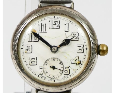 A vintage silver manual wind gentleman's wristwatch, with screw down bezel, 33mm 
