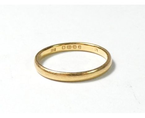 A 22ct gold wedding band, K, 2gm 