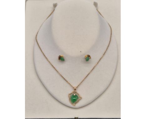 14ct yellow gold and jade pendant with matching earrings and 14ct gold chain. 6grams. 