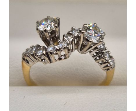 Unusual 18ct yellow gold and diamond stone ring. 1.15ct diamonds. Ring size K. 3garms. 