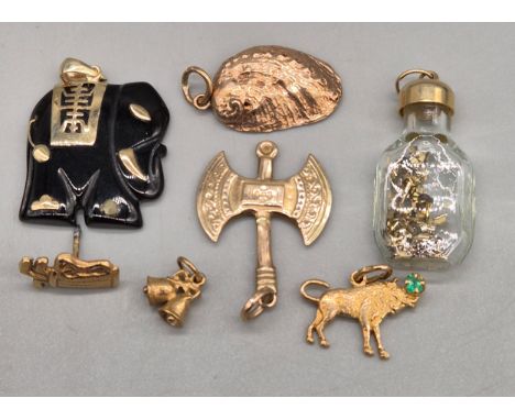 9ct &amp; 14ct yellow gold charms and pendants; Five 9ct yellow gold charms- Viking Axe, Shell, Bull, Golf bag pin, 9ct and g
