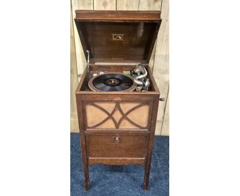 His Masters Voice record player cabinet. Oak cabinet. Plays but mechanism needs attentions. 86x45x43cm. 