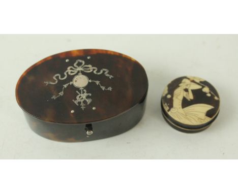 A Regency style tortoiseshell lidded boxOf oval form with white metal inlay depicting a horn, lyre and swags, length 8cm, tog
