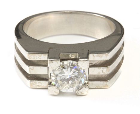 Sortija solitario. Montura en oro blanco de 18 k. con diamante talla brillante de 1,25 ct. aprox., color aprox. H ,pureza apr