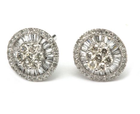 Pendientes rosetón. Montura en oro blanco de 18 k. con centro de diamantes talla brillante orlado de diamantes talla baguette