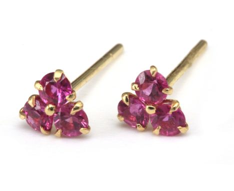 Pendientes dormilona. Montura en oro amarillo de 18 k. y rubís talla brillante. Peso total rubís: 0,41 ct. Cierre a presión.