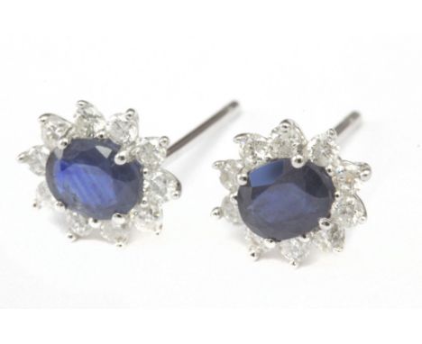 Pendientes rosetón. Montura en oro blanco de 18 k. con zafiros talla oval orlados de diamantes talla brillante. Peso total di