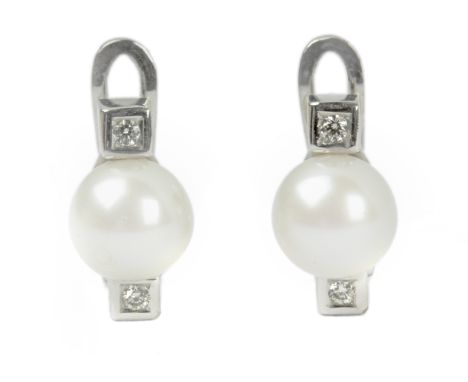 In an 18 k. white gold setting with a brilliant cut diamond cluster and a cultured pearl. Pendientes "Tú y yo". Montura en or