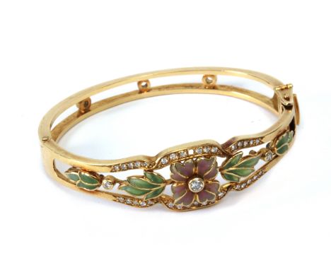 with an 18 k. yellow gold setting, diamonds and plique-à-jour enamel. Bagués-Masriera. Pulsera tipo esclava en oro amarillo d