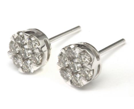 Pendientes rosetón. Montura en oro blanco de 18 k. y diamantes talla brillante. Peso total diamantes: 0,53 ct. Cierre a presi