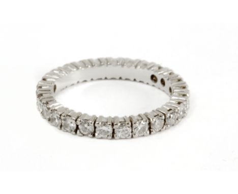 Sortija alianza. Montura en oro de 18 k. con diamantes talla brillante (0,70 ct. total aprox.). 3,55 gr.