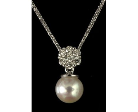 In an 18 k. white gold setting with a brilliant cut diamond cluster and a cultured pearl. Colgante "Tú y yo". Montura en oro 