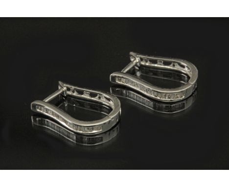 Aretes tipo lira. Montura en oro blanco de 18 k. con diamantes talla baguette. Peso total diamantes: 0,19 ct.