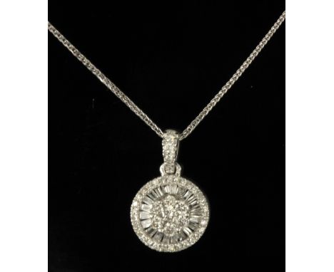 Colgante rosetón. Montura en oro blanco de 18 k. con centro  de diamantes talla brillante orlado por diamantes talla baguette