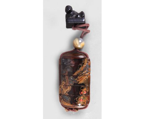 Inro japonés siglo XIX. Periodo Meijí. En madera lacada con decoración policromada y piedras incrustadas, ojime esférico en á