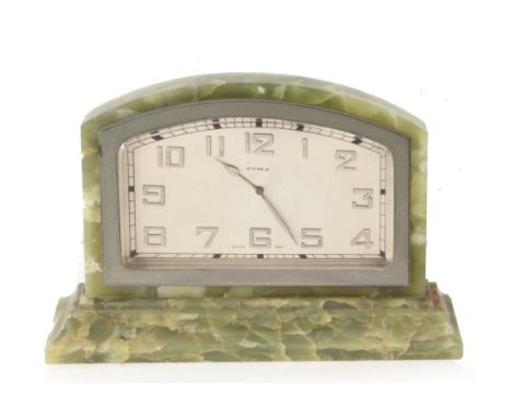 Cyma. Reloj de sobremesa circa 1940 . En ónice verde, esfera plateada con numeración arábiga, maquinaria de cuerda manual, 20