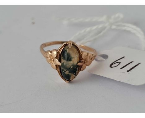 A gold moss agate set ring size I   1.6 gms