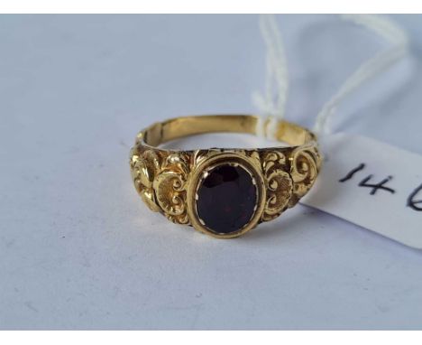 Antique Victorian 15ct amethyst mounted ring with carved shoulders, size O 