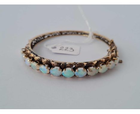 A GOLD AND OPAL BANGLE 16.3 GMS