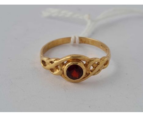 A single stone Celtic style garnet ring 9ct size M   1.4 gms