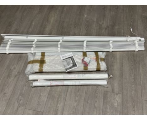 2 white Venetian blinds and 2 white roller blinds