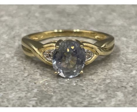 Ladies 9ct gold blue stone diamond ring, featuring a round blue stone and diamond shoulders 2.8g size N1/2