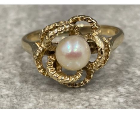 Ladies 9ct gold Pearl ring. Featuring a cultured pearl surrounded by a pitted leaf design 2.1g size I