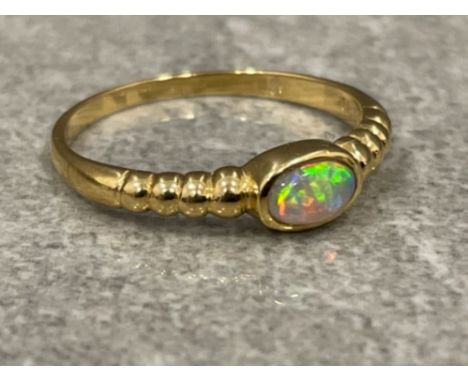 Ladies 18ct gold oval Opal ring. Size K1/2 1.6g