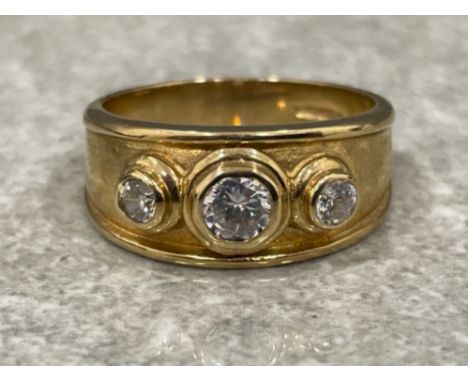 Gents 9ct gold 3 stone ring. Featuring 3 round cz stones 6.8g size R1/2