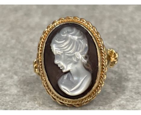 Ladies 9ct gold Cameo ring. Set with Mother of pearl back ground and roped edge. 6.5G size L