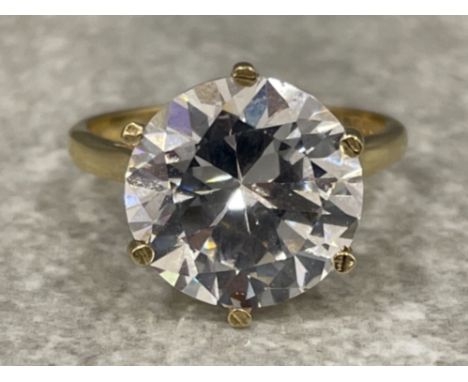 9ct gold large solitaire CZ ring. 4.6g size M1/2