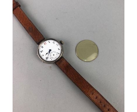 EARLY 20TH CENTURY GENT'S WRIST WATCH, with white enamel dial and leather strap