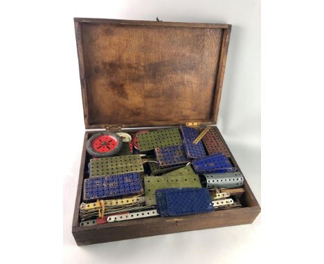 LOT OF VINTAGE MECCANO PIECES, along with instruction booklets, in a wooden box