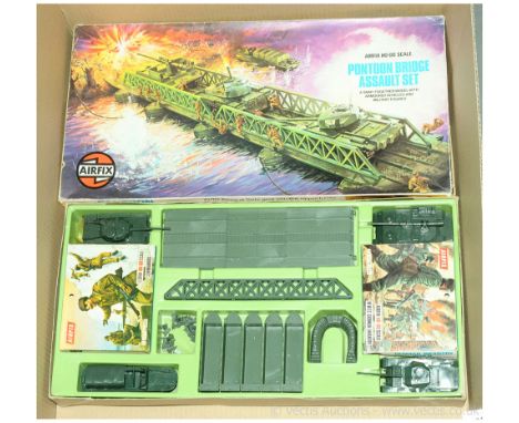 Airfix - a vintage issue HO/OO Scale 51651-0 Pontoon Bridge Assault Set (2nd Issue 1974) which comes complete with 4 Vehicles