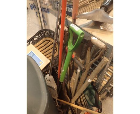 Quantity of garden tools 