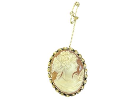 9ct Gold cameo brooch with safety chain 