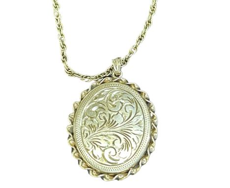 9ct Gold photo lock pendant &amp; chain Weight 15.8g