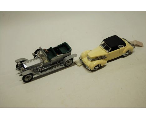 Two boxed Franklin Mint 1/24 scale diecast vehicles to include a 1937 Chord 812 Phantom Coupe, and a Franklin Mint 1907 Rolls