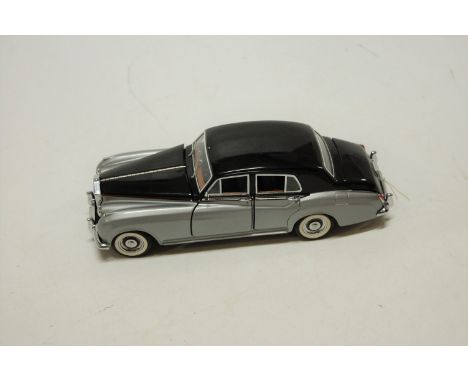 A boxed Franklin Mint 1/24 scale model of a 1955 Rolls Royce Silver Cloud 1 Condition Report / Extra Information The model is