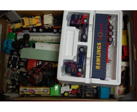 A tray of mixed modern issue and vintage diecast to include Corgi, Lion Car, Dinky toys and others, examples to include a Raw