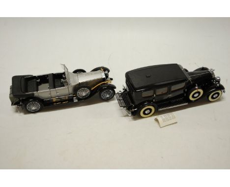 Two boxes Franklin Mint 1/24 scale diecasts to include a 1925 Rolls Royce Silver Ghost, and a Franklin Mint model of a 452 Ca