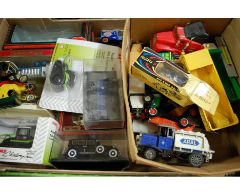 A box of mixed loose and part boxed diecast to include Matchbox, Norscott, Pollitoys and others, examples to include a Pollit