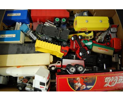 A tray of mixed scale white metal and diecast models to include Dinky toys, Techno, Corgi and others, examples to include Din