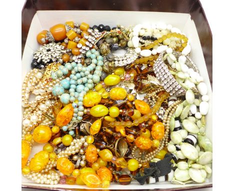 A collection of vintage jewellery, 1.32kg