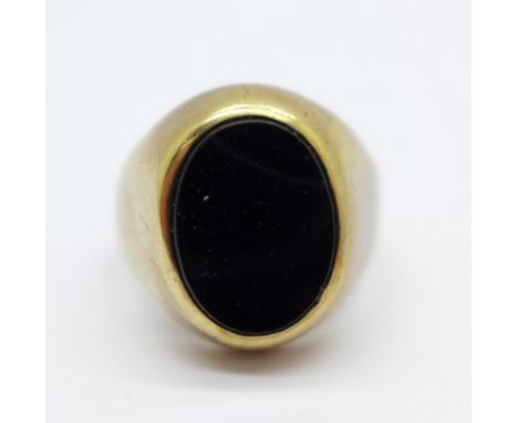 A gentleman's 9ct gold ring, 6.7g, R