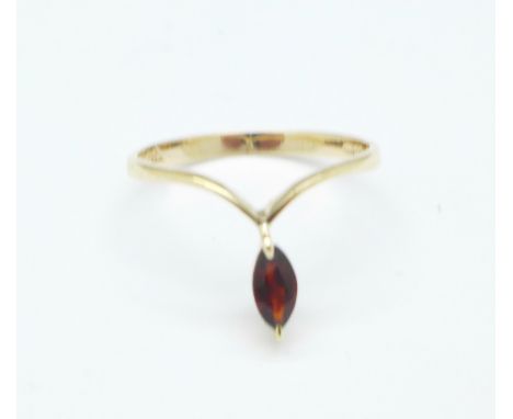 A 9ct gold and garnet ring, 1.1g, N