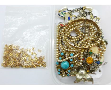 Vintage costume brooches, etc.